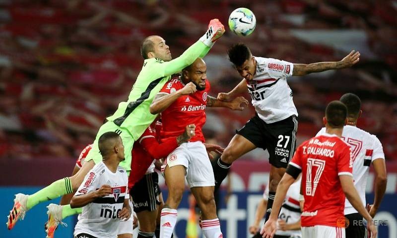 Soccer Football - Brasileiro Championship - Internacional v Sao Paulo - Beira Rio stadium, Porto Alegre, Brazil - September 26, 2020 Internacional's Marcelo Lomba in action with Sao Paulo's Diego Costa REUTERS/Diego Vara TPX IMAGES OF THE DAY